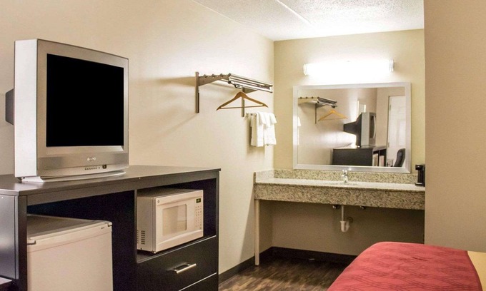 Hilltop Hotel | Econo Lodge Columbus West