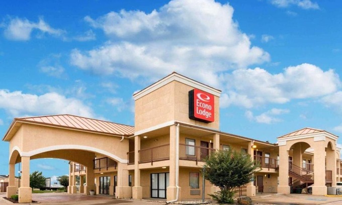 Hillsboro Cabin | Econo Lodge Hillsboro I-35