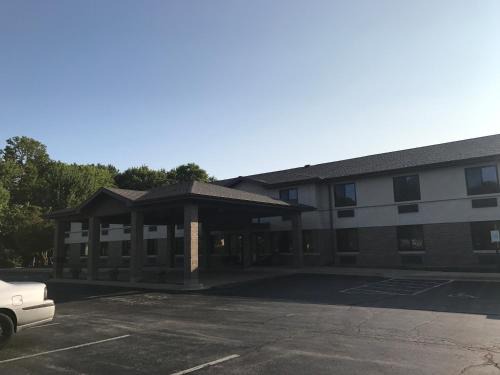 Oconto Hotel | Econo Lodge Inn & Suites Oconto