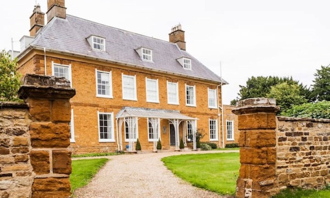 Earls Barton Hotel | "ecton House- Palmer Suite-near Silverstone"