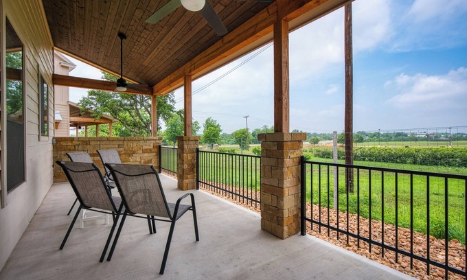 Fredericksburg House | Edge of Main 2- Vineyard Views!