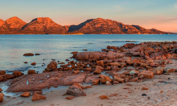 Coles Bay Hotel | Edge of the Bay