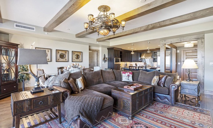 Steamboat Springs Condo | Edgemont 2305 Luxury Mountain Condo with Backdoor Ski Access!