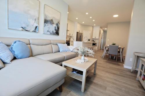 West Edmonton House | Edgemont Getaway King Bed Garage WEM And DisneyPlus