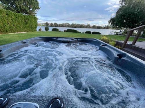 Moses Lake House | Edgewater Paradise HotTub Private Dock & Game Room