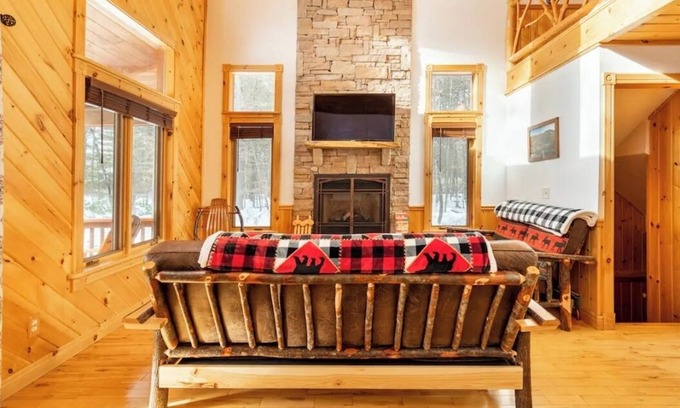 North Pole Ski Chalet | Edin's Chalet - Whiteface Mountain 4-bedroom-2 Baths - 7 beds