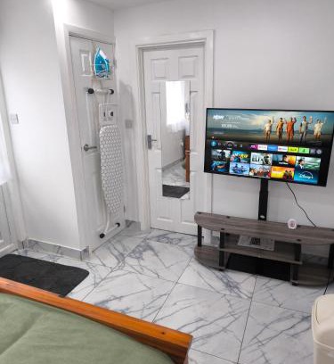 Reading House | Edlin Guest House