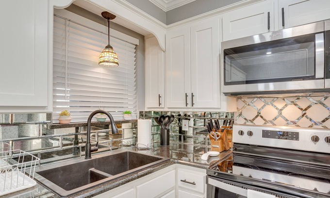 Edmond Cottage | Edmond Home Near Colleges, Lakes, & Shopping!