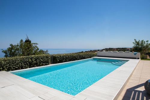 Roussospiti Villa | Effies Cozy Villa-Spectacular View and Playground