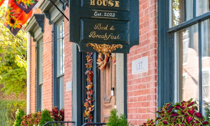 Gettysburg Bed & Breakfast | Eisenhower Suite in charming Olinger House B&B in historic, downtown Gettysburg.