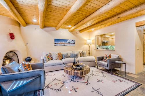 Downtown Santa Fe Apartment | El Corazon-Steps to the Plaza