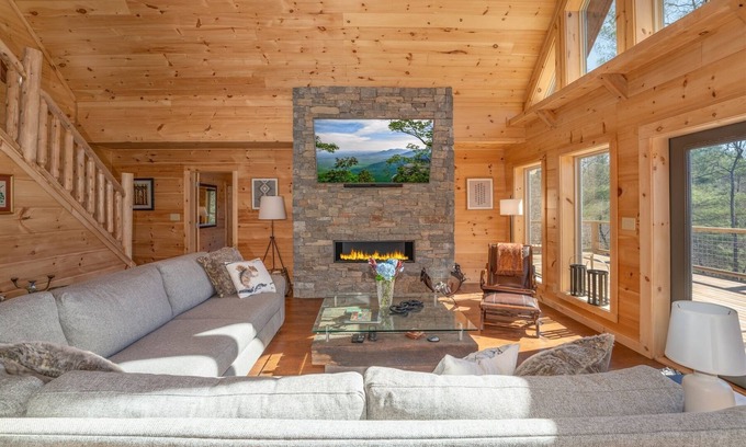Brevard House | El Escorpio North - Log Cabin-Pool Table-Fire-pit, PRIVATE