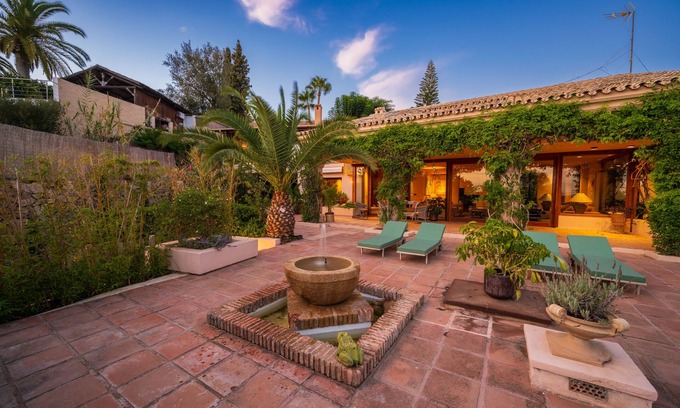Urbanizacion el Rosario Villa | El Rosario 4 bedroom villa exquisite design 1300m2 plot with fully grown trees