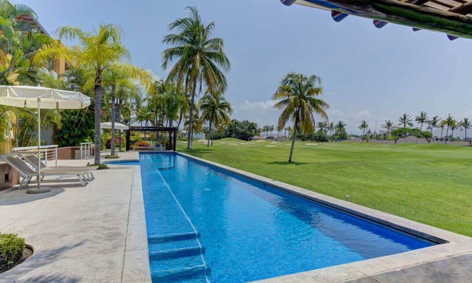 Las Jarretaderas Condo | El Tigre Deluxe, 2BD, Pool and Golf view and near Beaches!