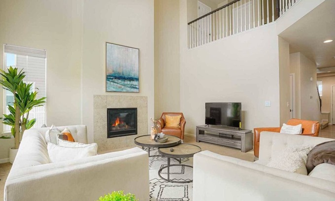 Longmont House | Elegance on Linda Pl