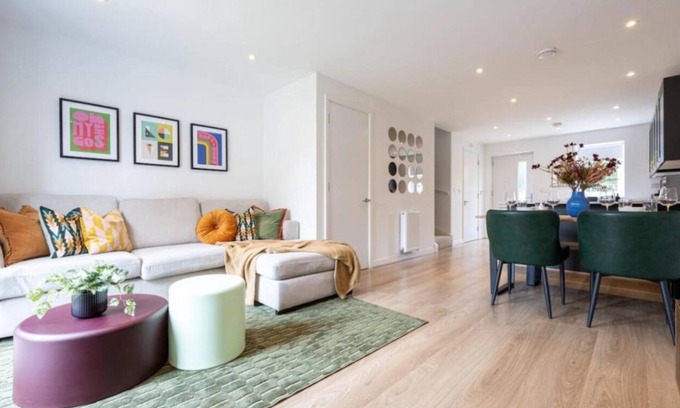 Salford House | Elegance Retreat - 2 Bed Holiday Home with Parking