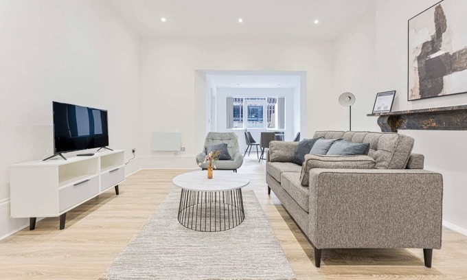 Cheltenham Apartment | Elegant 1 Bedroom Apartment with Terrace in Cheltenham