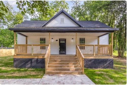 Sanford House | Elegant 1910 Boutique - Crib, Veteran-Owned