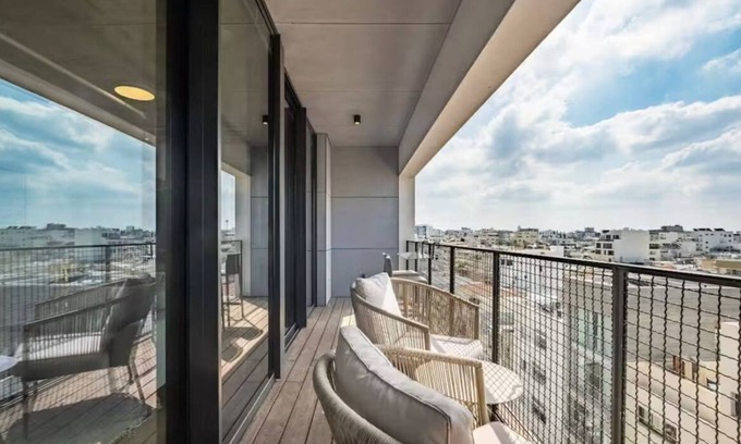 Nahalat Yitzhak Apartment | Elegant 1BR 56 SQM Apt with balcony and free parking