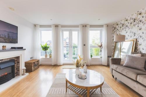 Syon Apartment | Elegant 2 BDR 2 Bath Apartment with Canal Views