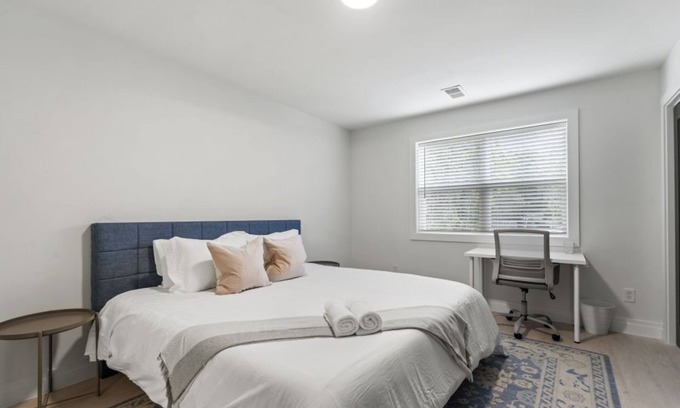 Taylor Run Condo | Elegant 2BR Condo with Modern Comforts in Alexandria