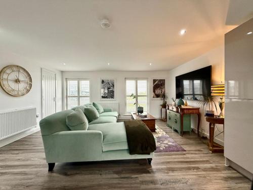 Cleedownton Apartment | Elegant 2BR Retreat- Longbridge Shops, Rail & Hills