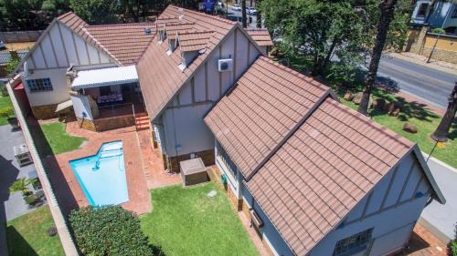 Bedfordview House | Elegant 5BR House with Pool, Gourmet Kitchen and Reliable Generator