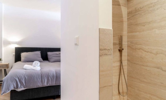 Spaarndammer en Zeeheldenbuurt Apartment | Elegant Apartment Vermeer 5 Min from Central Station & Iconic Canals