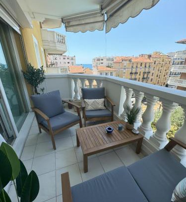 Les Baumettes Apartment | Elegant Apartment with Sea View and Swimming pool