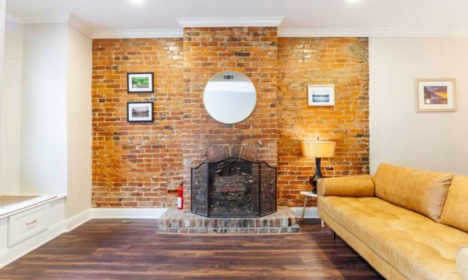 H Street Corridor House | Elegant & Cozy ~ 5 star Location ~ Workspace ~ Backyard