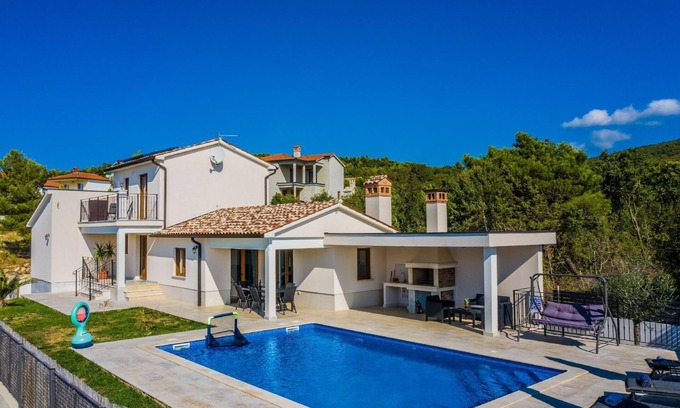 Viskovici House | Elegant Escape with Pool and Panoramic Views