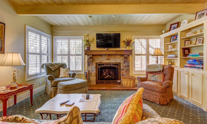 Sun Valley Condo | Elegant European Condo w/Creek-Front Location