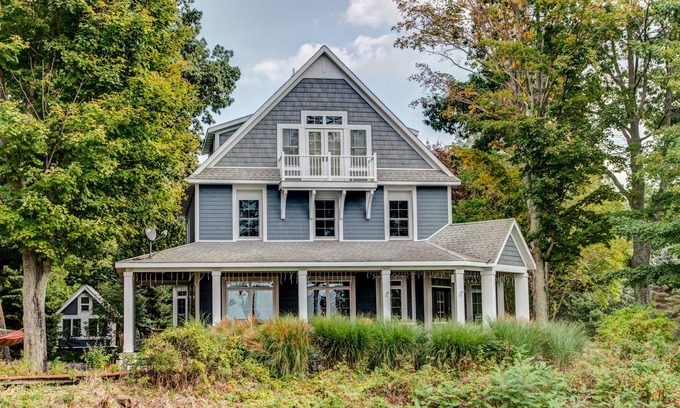 Montague House | Elegant Family Home on Lake Michigan