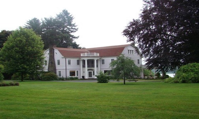Saugerties House | Elegant Hudson River 12-acre Estate w/Amazing River Views & BeachnSleeps 14