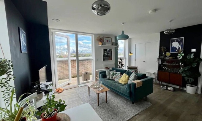 New Cross Apartment | Elegant Living Panoramic View