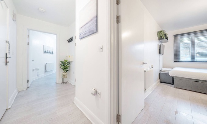 Evelyn Condo | Elegant London Apartment w/Balcony – Walk to Tower Bridge & Southbank