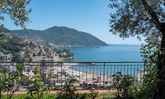 Recco Apartment | Elegant mansion with sea view garden, 5 minutes from the beach