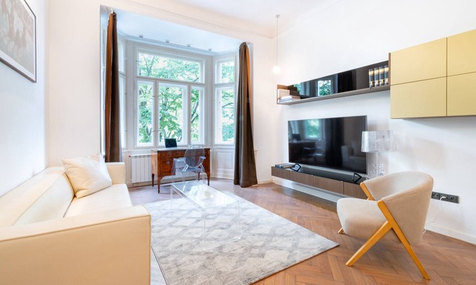 Stare Mesto Apartment | Elegant Paris Ave. apartment