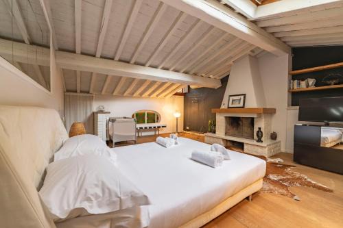 Santo Spirito Apartment | Elegant Penthouse in Santo Spirito