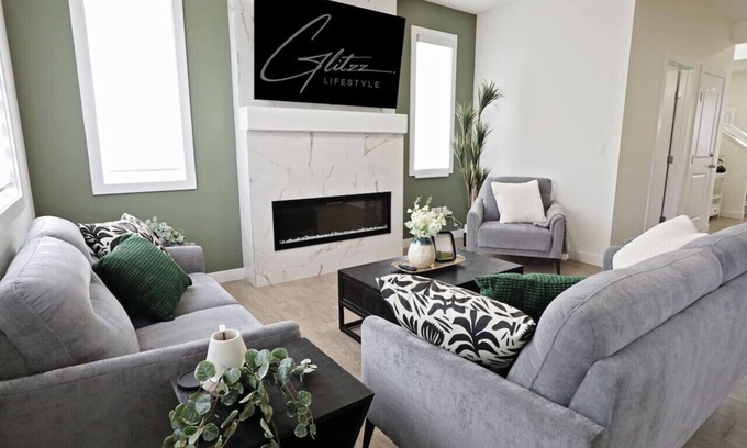 Northwest Edmonton House | Elegant Retreat: 4 King/3 Queen|Sleeps 14|Near WEM