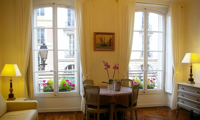 Saint-Louis Apartment | Elegant, Romantic and close to the Palace, for 2-4 guests