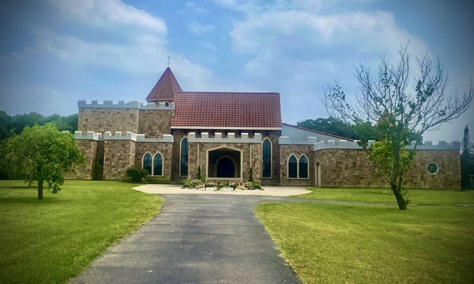 Greenville Other | Elegant, romantic castle w/rooftop deck, forest, pond and theater!