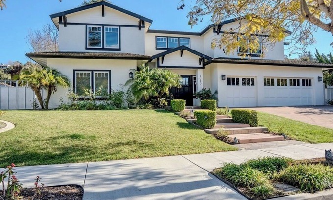 Alta Mesa House | Elegant Santa Barbara Retreat – 4BR Oasis w/Pool, Library & Outdoor Haven
