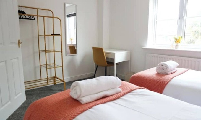 Langley Marish Apartment | Elegant & Serene 3-BR Retreat Minutes from London