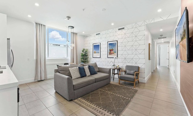 Flamingo/Lummus Apartment | Elegant SoBe 2 Bedroom Apartment