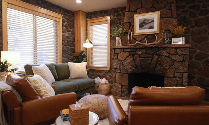 Cascade-Chipita Park Cabin | Elegant Stone Cottage by Pikes Peak