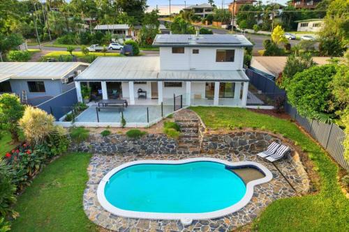 Mooroobool House | Elevated Entertainer - Modern, Spacious & Stylish