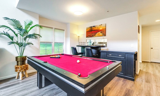 Fairland Condo | Elevator In-Unit: 3-Story Condo Only 14 Mi to DC!