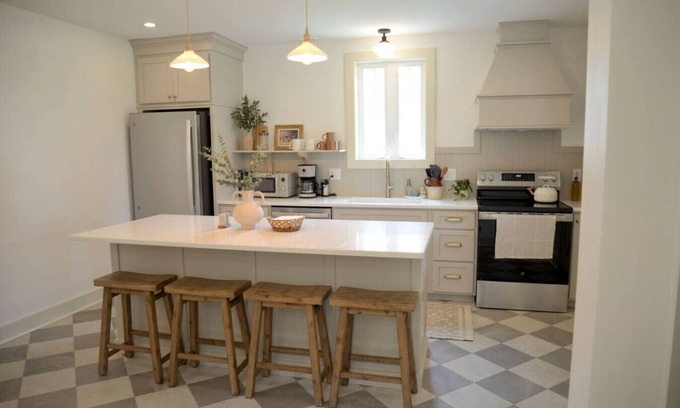 Elizabethtown House | Elizabethtown Guest house|HOT TUB|BBQ