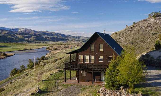 Emigrant Cabin | Elk Cabin: Epic Views of the Yellowstone River